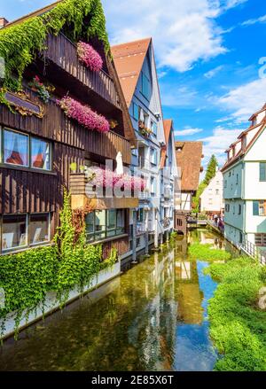 Alte Straße in Ulm, Deutschland. Schöne Aussicht auf schöne Häuser`s historischen Fisherman's Quarter. Dieser Ort ist ein berühmtes Wahrzeichen von Ulm. Landschaft von Anc Stockfoto